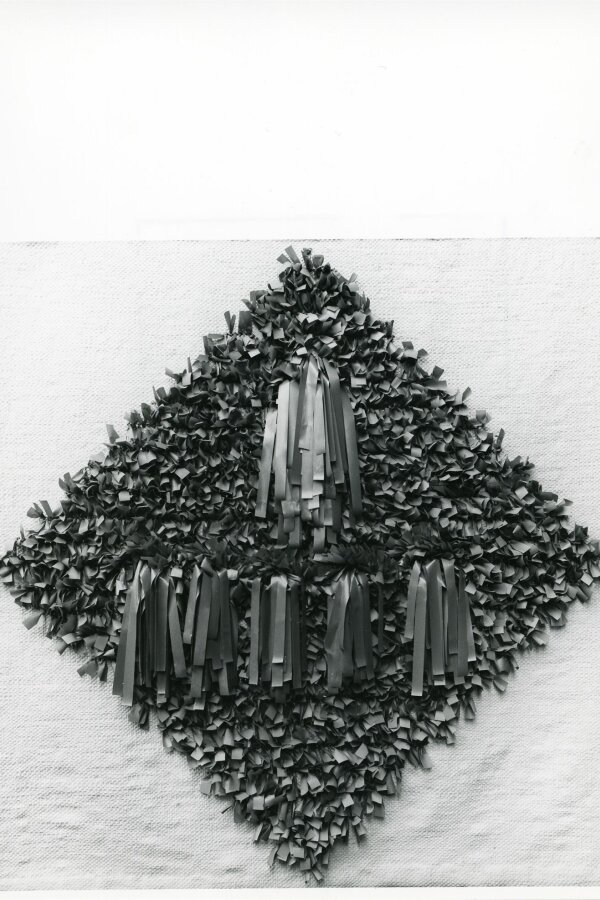 autore: Ritva Raitsalo 	indirizzo: via andrea del sarto 9 	titolo: Yellow Square With Blue Reliefs 	tecnica: tessuto polivinilico 	dimensioni: 120x120 prezzo: